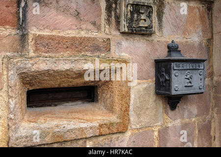 Riocorvo pequeña aldea, siglos XVII y XVIII de la calle del Camino Real. Carretera del rio Besaya, Cantabrie, Espagne, Europe. Banque D'Images