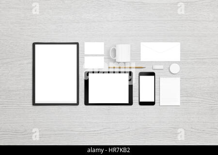 Papeterie et tehnology dispositifs pour la présentation du produit. Vue de dessus d'éléments isolés avec écran et propre, blanc surface vide, pour une maquette. Banque D'Images