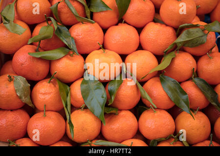 Oranges empilées sur market stall Banque D'Images