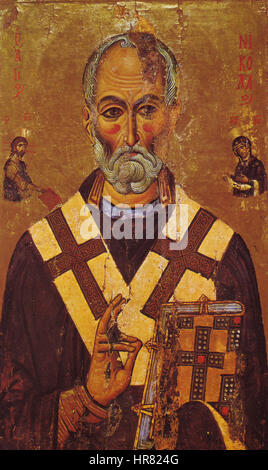 L'icône Nicolas du XIIIe siècle, située dans le Sinaï, représente Nicolas dans l'iconographie orthodoxe traditionnelle orientale. La peinture capture sa signification religieuse et son rôle de saint patron, mettant en évidence des caractéristiques iconographiques détaillées. Banque D'Images