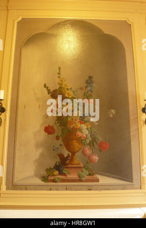 La peinture de Vincent Jansz van der Vinne représentant la Gedempte Oude Gracht, avec des fleurs et un écureuil, met en valeur un paysage hollandais tranquille. L'œuvre combine la beauté naturelle avec la représentation animée de la faune locale, capturant l'essence du réalisme hollandais du XVIIe siècle. Banque D'Images