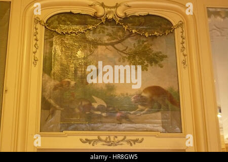 La peinture de Vincent Jansz van der Vinne 'Gedempte Oude Gracht' montre une scène de rue animée à Amsterdam, avec un chat et un chien sur une prise de chasse. Cette pièce reflète l'accent mis par l'âge d'or néerlandais sur la vie quotidienne, avec des paysages urbains détaillés et une touche d'humour dans sa représentation des animaux interagissant avec leur environnement. Banque D'Images