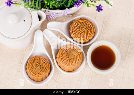 Festival de mi-automne chinois aliments. Mooncakes traditionnelles sur la table, avec une théière. Banque D'Images