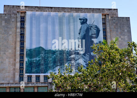 La Havane, Cuba - 11 décembre 2016 : La Plaza de la Revolucion, Biblioteca Nacional de Cuba Jose Marti. Une photo du président cubain Fidel Castro est en f Banque D'Images