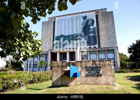 La Havane, Cuba - 11 décembre 2016 : La Plaza de la Revolucion, Biblioteca Nacional de Cuba Jose Marti. Une photo du président cubain Fidel Castro est en f Banque D'Images