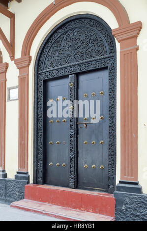 Porte d'entrée en bois avec un ciseau dans la partie musulmane de la ville de Mombasa au Kenya Banque D'Images