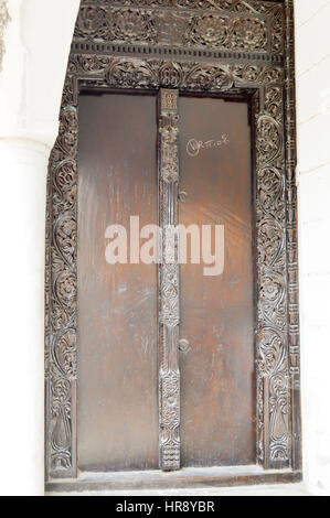 Porte d'entrée en bois avec un ciseau dans la partie musulmane de la ville de Mombasa au Kenya Banque D'Images