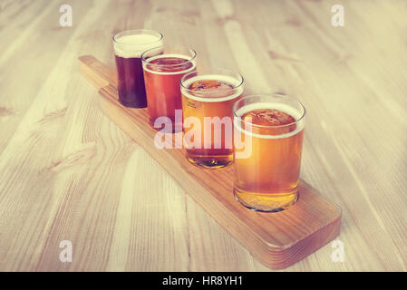 Dégustation de bière. Diferent de la bière dans 100 ml glases sur table en bois. Banque D'Images
