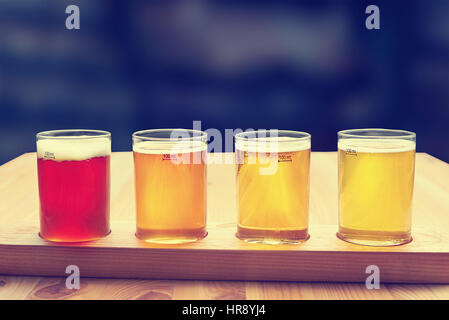 Dégustation de bière. Diferent de la bière dans 100 ml glases sur table en bois. Banque D'Images