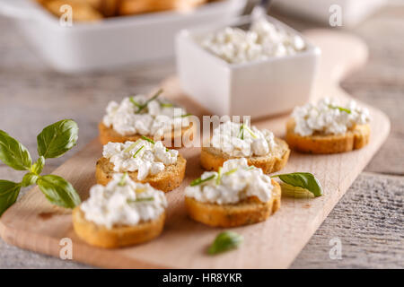 Sandwichs simple avec du fromage cottage sur la bruschetta Banque D'Images