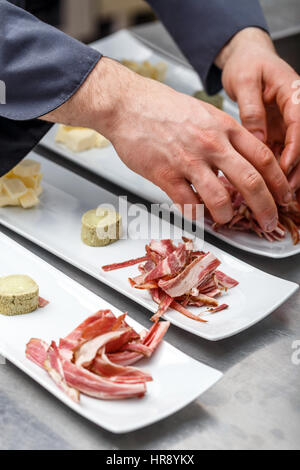 Chef preparing verres dans une cuisine de restaurant Banque D'Images