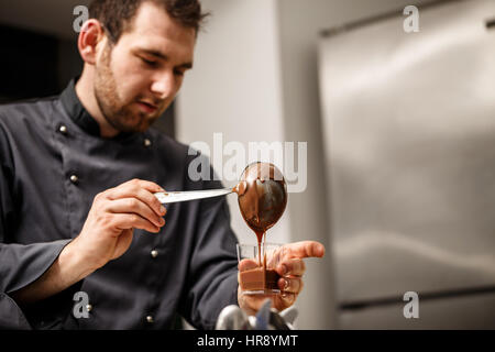 Le pouding au chocolat Chef servi dans le verre Banque D'Images