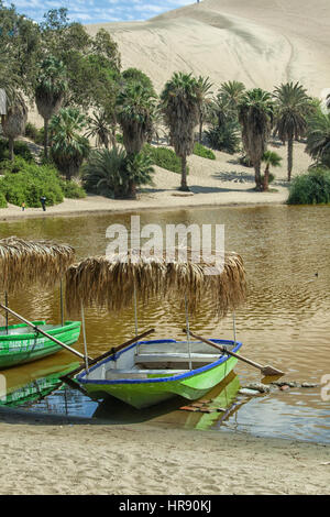 HUACACHINA, PÉROU - Juillet 9, 2014 : bateaux pour les touristes sur le lac de la lagune Huacachina dans le désert Acatama au Pérou Banque D'Images