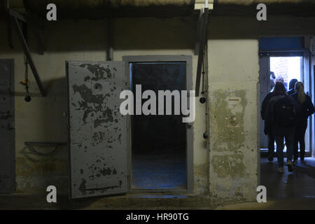 Gedenkstätte Berlin-Hohenschönhausen, Allemagne, le 23 avril 2016. Un groupe de touristes visiter la prison de nos jours transformé en un musée mémorial. Banque D'Images