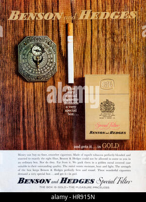 1960 La publicité pour les cigarettes Benson and Hedges. Banque D'Images