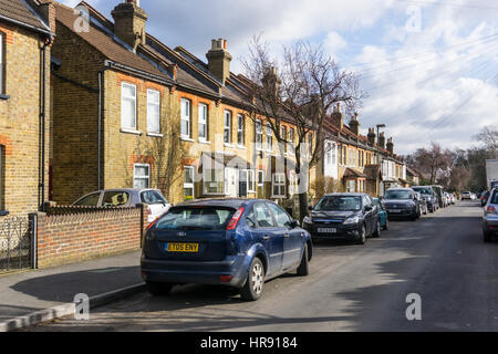 Banlieue mitoyenne à l'habitation dans le village Keston district londonien de Bromley. Banque D'Images