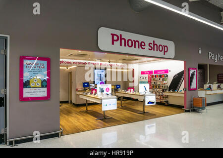 Un téléphone dédié boutique vendant des téléphones mobiles à l'intérieur d'un Sainsbiry «du supermarché. Banque D'Images