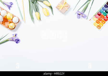 Arrangement de Fleurs de Pâques Fête oeufs peints, et l'aquarelle. La vue du sommet, place pour le texte. Banque D'Images