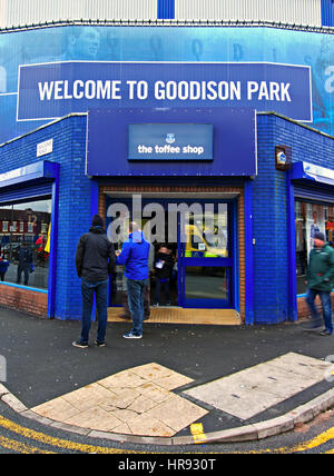 La boutique de caramel Everton Football Club officiel de vente des marchandises sur le coin de Gwladys Street, Liverpool UK Banque D'Images