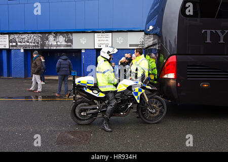 Les fonctionnaires de police sur l'encadrement du devoir en tant que fans commencent à arriver à Goodison Park pour le match contre Everton à domicile Sunderland Liverpool, Royaume-Uni. Banque D'Images