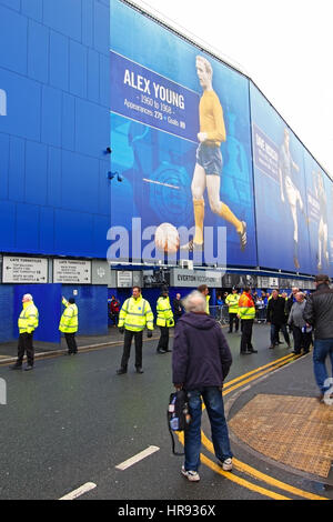 Fans commencent à arriver à Goodison Park pour le match contre Everton à domicile Sunderland Liverpool, Royaume-Uni Banque D'Images