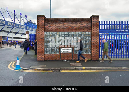 Fans commencent à arriver à Goodison Park pour le match contre Everton à domicile Sunderland Liverpool, Royaume-Uni Banque D'Images