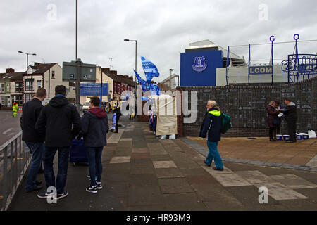 Fans commencent à arriver à Goodison Park pour le match contre Everton à domicile Sunderland Liverpool, Royaume-Uni Banque D'Images