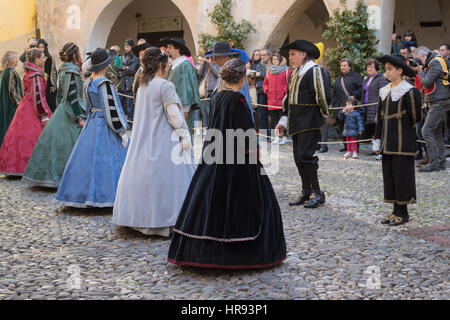 Les participants de partie de costume médiéval dans le centre historique de la ville de Taggia en Ligurie (Italie) Banque D'Images