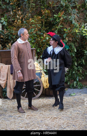 Les participants de partie de costume médiéval dans le centre historique de la ville de Taggia en Ligurie (Italie) Banque D'Images