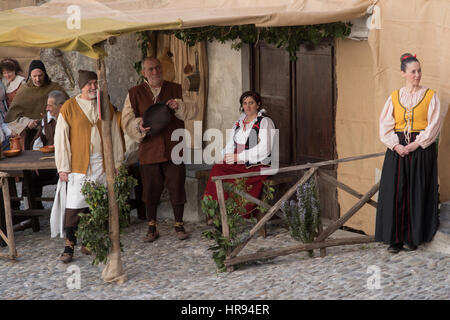 Les participants de partie de costume médiéval dans le centre historique de la ville de Taggia en Ligurie (Italie) Banque D'Images