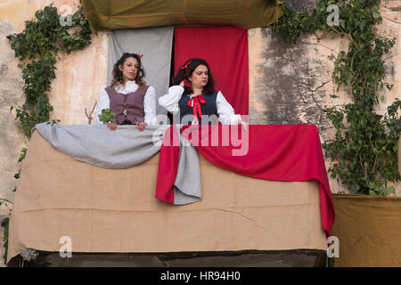 Les participants de partie de costume médiéval dans le centre historique de la ville de Taggia en Ligurie (Italie) Banque D'Images