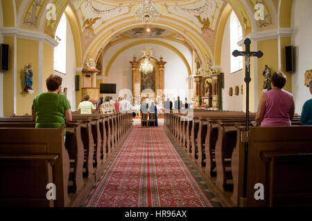 Jour de mariage slovaque dans l'église évangélique Banque D'Images