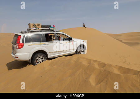 Jeep coincé sur une dune de sable dans le désert de Badain Jaran, Mongolie intérieure, Chine. Banque D'Images