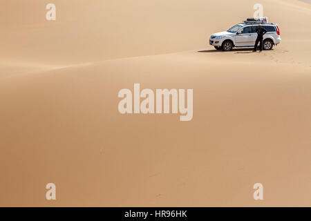 Jeep coincé sur une dune de sable dans le désert de Badain Jaran, Mongolie intérieure, Chine. Banque D'Images