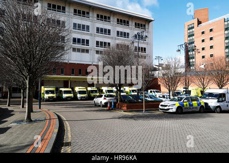 L'édifice du ministère de l'urgence ou d'accident Leeds General Infirmary avec l'ambulance à l'extérieur. Banque D'Images