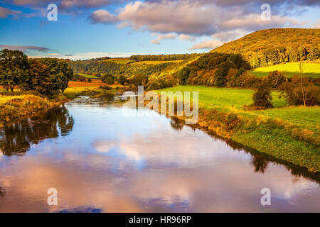 Un automne coucher de soleil sur la rivière Wye et la vallée de la Wye dans Monmouthshire, Wales. Banque D'Images