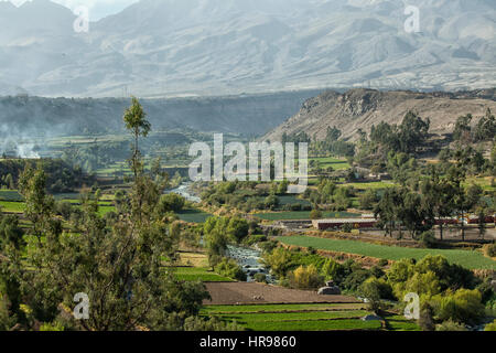 Vue sur le paysage et le Volcan Misty dans Arequipa, Pérou, Amérique du Sud Banque D'Images