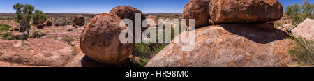 Devils Marbles panorama, un site autochtone sacré dans l'outback australien Banque D'Images