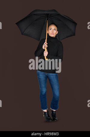 Curieux Portrait femme parapluie Sensibilisation Concept Banque D'Images