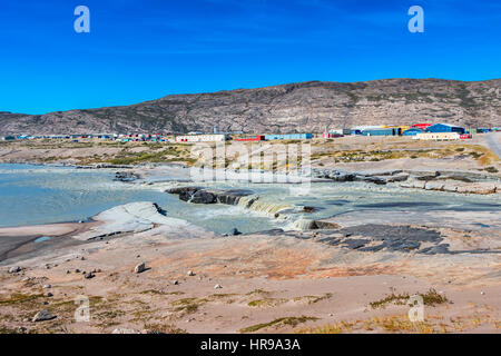 Qinnguata Kuussua paysage avec la rivière et la ville de Kangerlussuaq dans l'ouest du Groenland. Banque D'Images