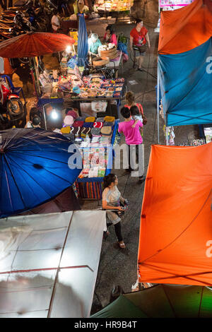 Marché Warorot (alias Kad Luang), à Chiang Mai, en Thaïlande, la nuit. Banque D'Images