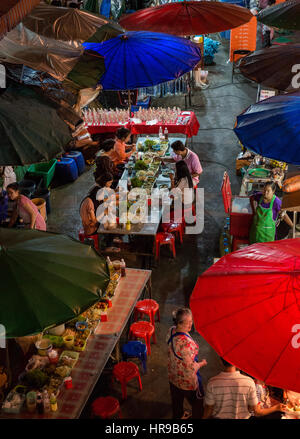 Marché Warorot (alias Kad Luang), à Chiang Mai, en Thaïlande, la nuit. Banque D'Images