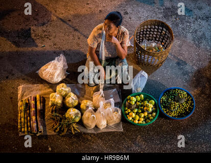 Vue aérienne de la femme la vente des produits au marché Warorot (alias Kad Luang), à Chiang Mai, Thaïlande. Banque D'Images