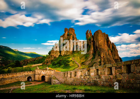 La forteresse de Belogradchik, également connu sous le nom de Kaleto, est une ancienne forteresse dans la ville célèbre pour ses formations rocheuses impressionnantes et uniques. Banque D'Images