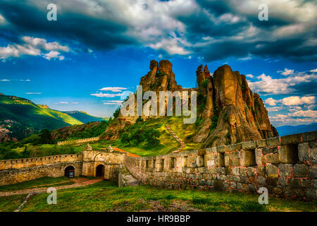 La forteresse de Belogradchik, également connu sous le nom de Kaleto, est une ancienne forteresse dans la ville célèbre pour ses formations rocheuses impressionnantes et uniques. Banque D'Images