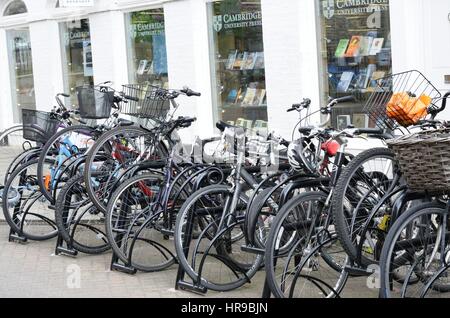 Cambridge, Angleterre, Royaume-Uni - 20 mai 2016 : voitures alignées librairie neart Cambridge UK Banque D'Images