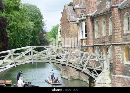 Cambridge, Angleterre, Royaume-Uni - 20 mai 2016 : Les parieurs sur came sous pont mathématique Banque D'Images