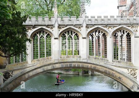 Cambridge, Angleterre, Royaume-Uni - 20 mai 2016 : le Pont des Soupirs sur la rivière Cam Cambridge en Angleterre Banque D'Images