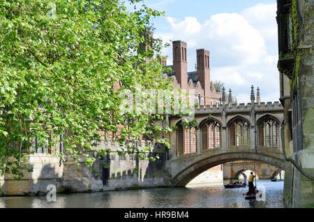 Cambridge, Angleterre, Royaume-Uni - 20 mai 2016 : le Pont des Soupirs sur la rivière Cam Cambridge en Angleterre avec punter Banque D'Images