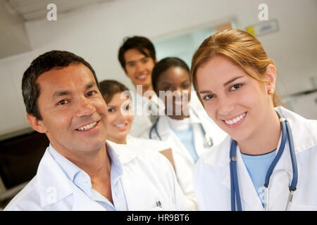 Groupe de médecins dans un hôpital accueillant Banque D'Images